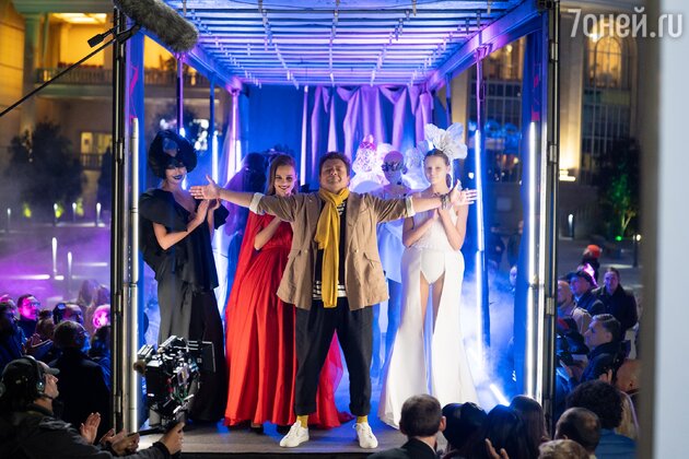 Кадр из сериала "Модный синдикат" - фото