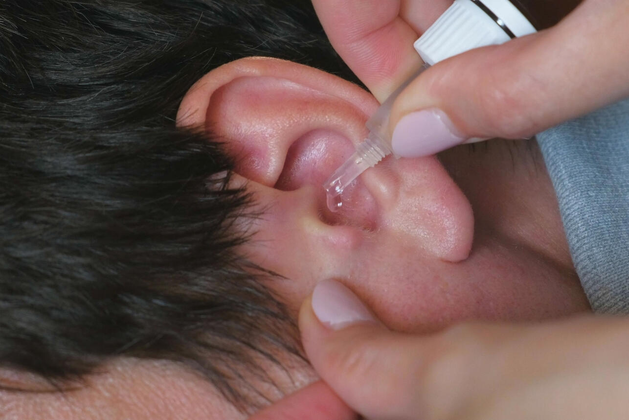 Постановка согревающего компресса на ухо