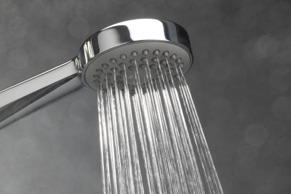 Не мучайтесь со слабым напором! Секрет идеально чистой лейки душа у вас дома