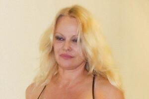 Располневшая Памела Андерсон перестала быть похожа на «спасательницу Малибу» 