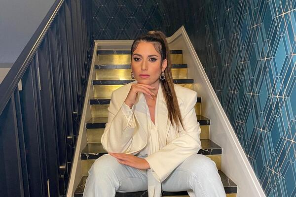 «Платье превратило ее в колонну»: Рогов высмеял провальный наряд Жасмин