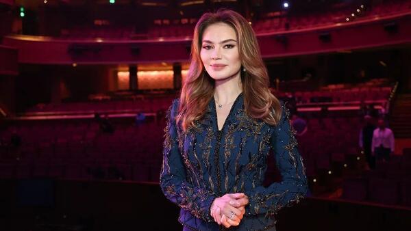 Костюм с золотым шитьем и «Жар-птица» в Мумбаи: 43-летняя Алина Кабаева поразила индийскую публику