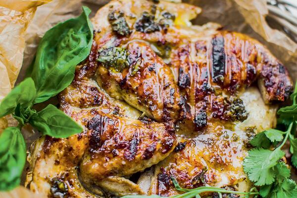 Рецепты от Юлии Высоцкой: хиты домашней кухни — цыпленок тапака, икра из баклажанов и булочки с малиной