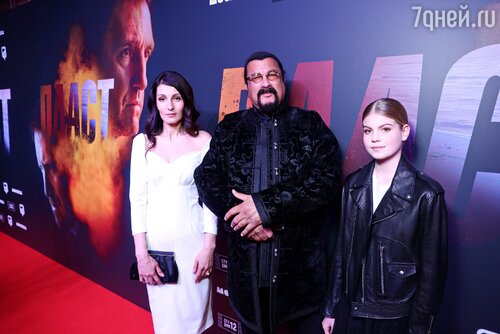 Стивен Сигал с гостями премьеры