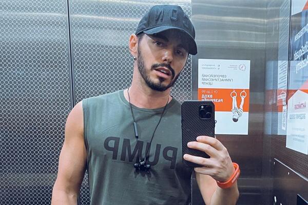 На глазах у Валерии: Родригез передвигается на костылях после новогодних съемок