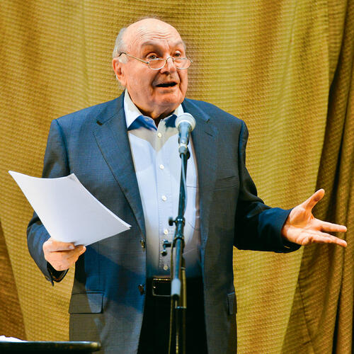 «Если спросят, о чем писал Жванецкий, скажи, что он писал тексты к размышлениям». Да, он обладал рваным лаконизмом, писал коротко, но умещал в эту форму мысли на целый роман» Во время выступления на своем авторском вечере. 2015 г.