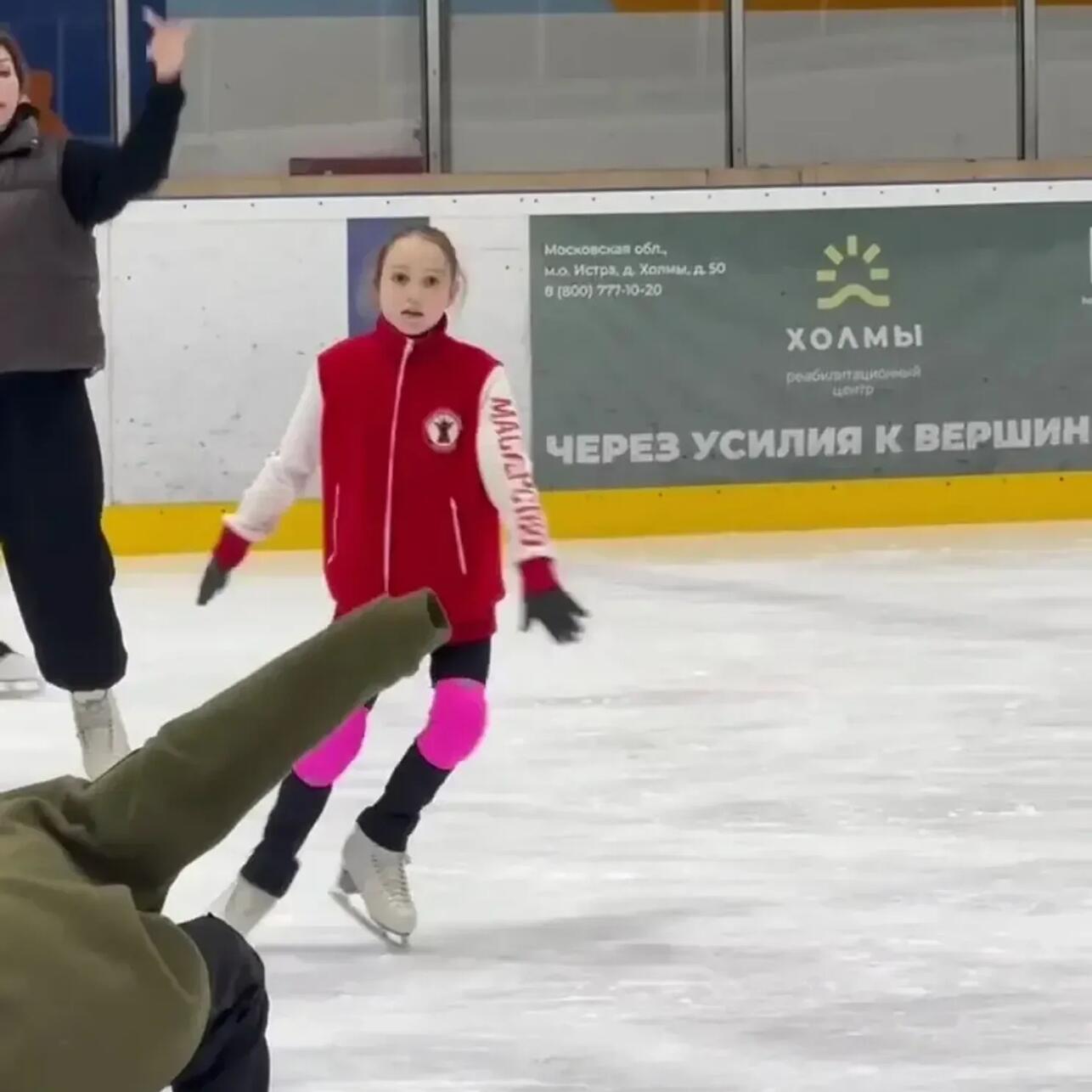 Оксана Акиньшина перестала прятать подросшую дочку — папина копия Оксана Акиньшина перестала прятать подросшую дочку — папина копия