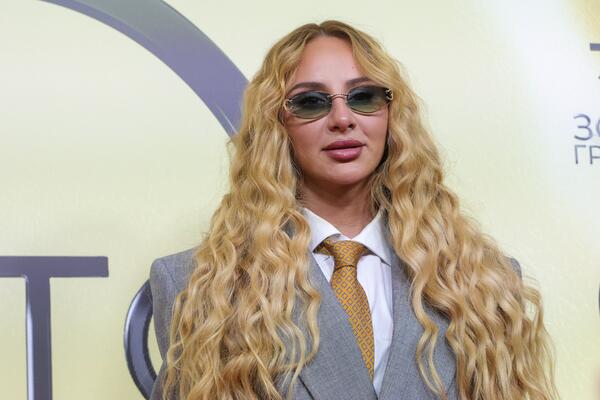 «О ней скоро все забудут»: Анна Асти превратилась в колхозницу