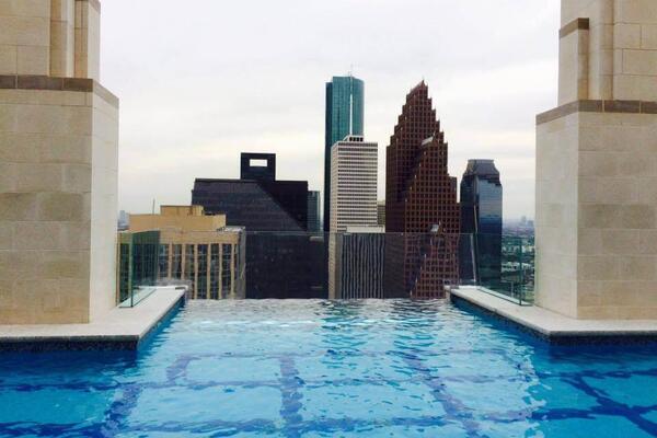 Прозрачный бассейн на небоскребе Market Square Tower в Хьюстоне