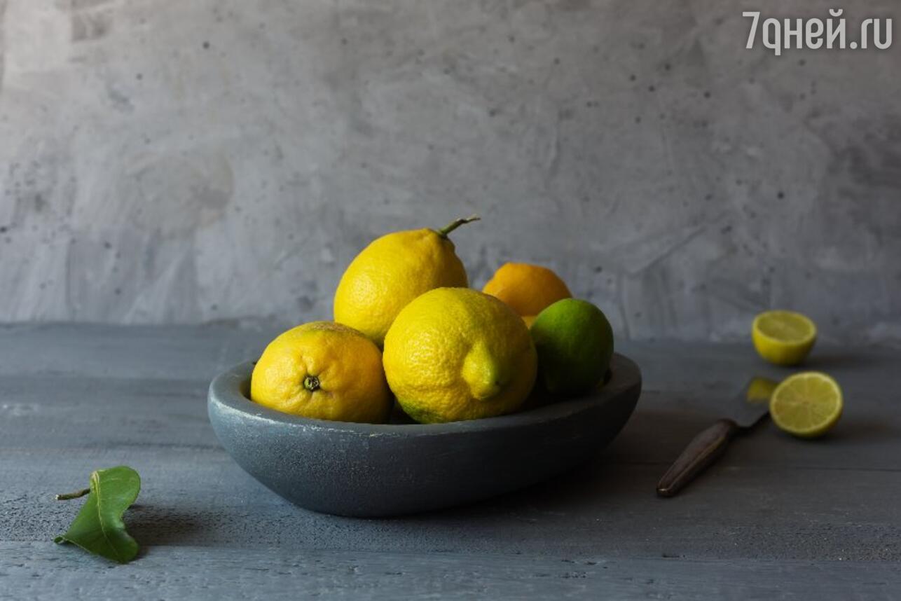 Лимоны и лайм на тарелке