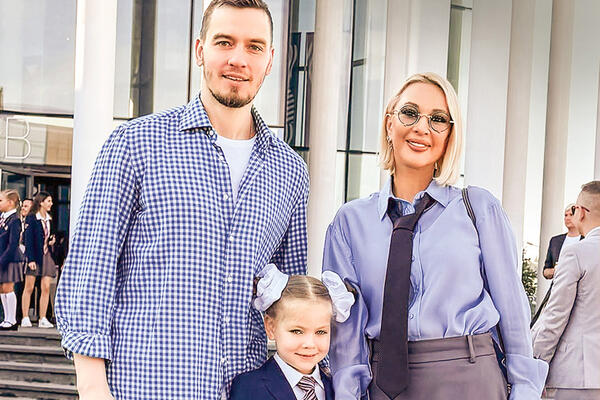 7-летняя дочь Леры Кудрявцевой выгодно продала свою первую картину на аукционе — Никас Сафронов нервно курит