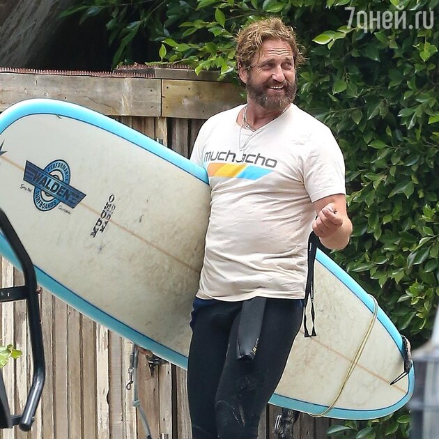 Джерард Батлер серфинг