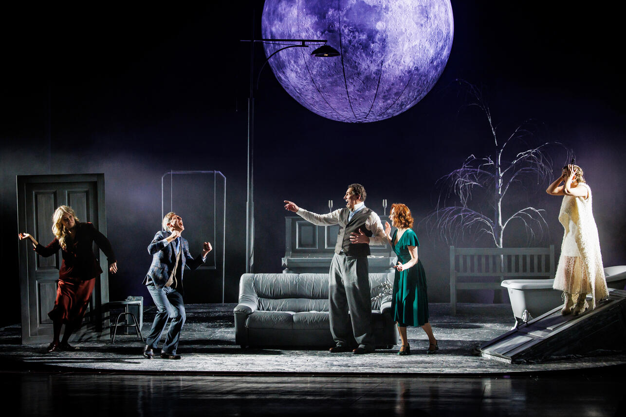 Сцена из спектакля "Одни во вселенной"