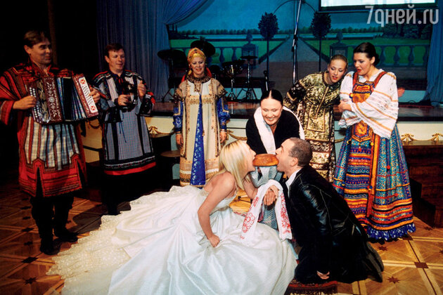 Во время свадьбы Ирины и Михаила Надежда Бабкина устроила для них старинный русский обряд. 2001 г.