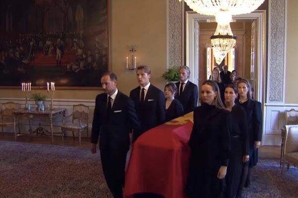 Осужденный за изнасилование пасынок короля Норвегии стал главной звездой похорон покойного монарха