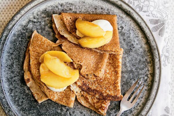 Рецепты от Юлии Высоцкой: гречневые блины, шоколад со взбитыми сливками и капустное суфле