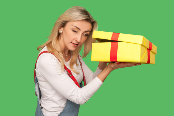 Психолог рассказал о нежелательных подарках на 8 Марта