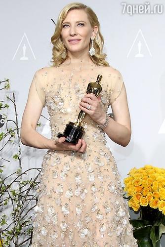 Кейт Бланшетт появилась на церемонии вручения «Оскар» в платье от Armani Prive и украшениях Chopard
