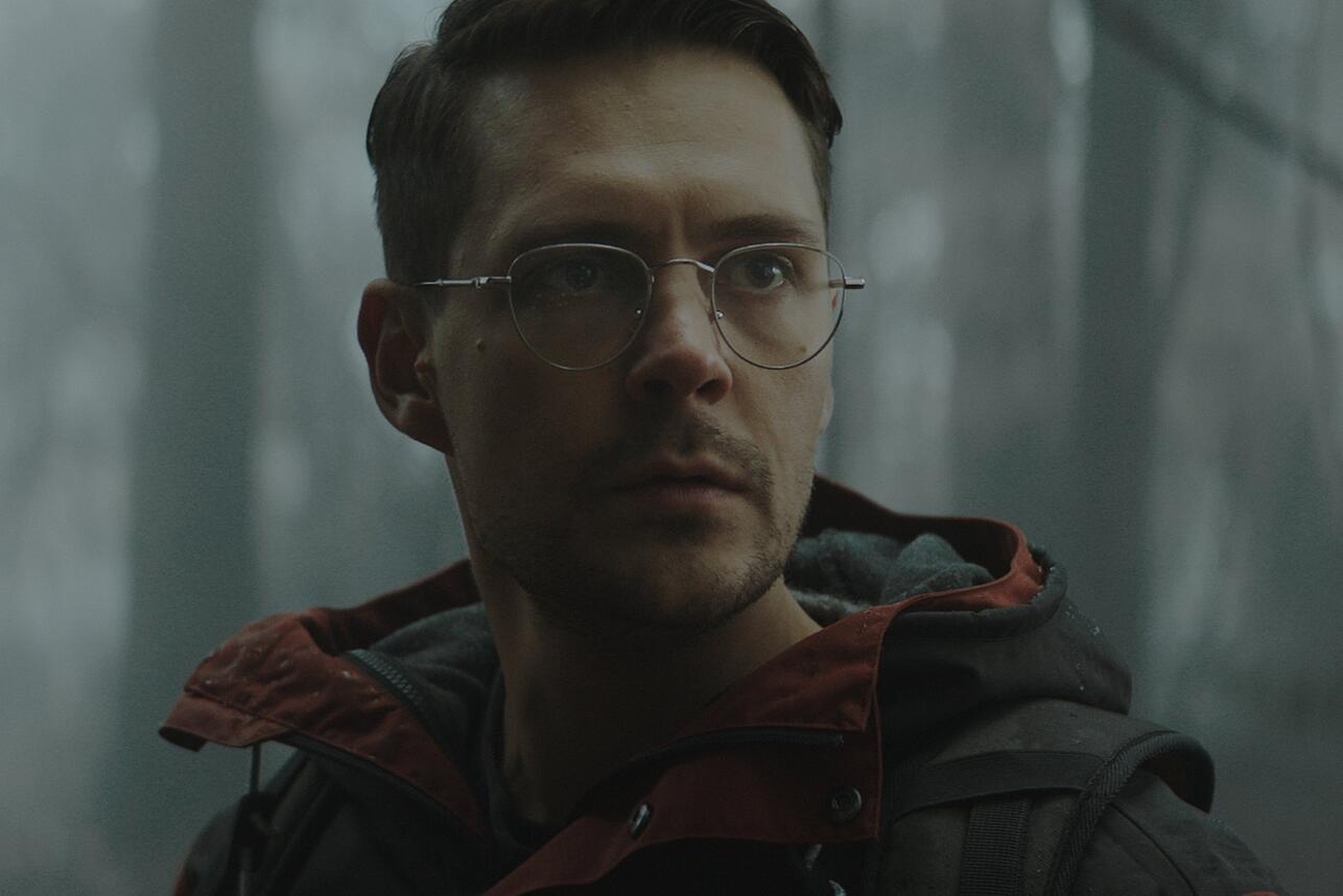 Неузнаваемый Милош Бикович сходит с ума в лесу в психологическом триллере «Изоляция»