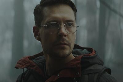 Неузнаваемый Милош Бикович сходит с ума в лесу в психологическом триллере «Изоляция»