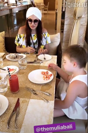 Эвелина Блёданс с сыном Семеном