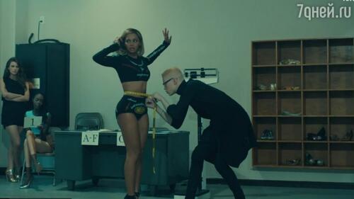 Бейонсе в клипе «Pretty Hurts» 
