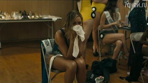 Бейонсе в клипе «Pretty Hurts» 