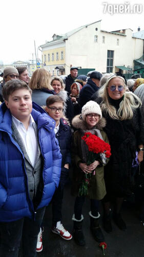 Дети Анны Михалковой Андрей и Сергей Баковы, дочка Артема Михалкова Наташа с бабушкой Татьяной Михалковой