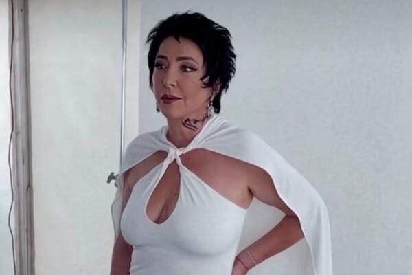 «Смотрю на свои ноги!» Лолита Милявская засветила целлюлитные бедра