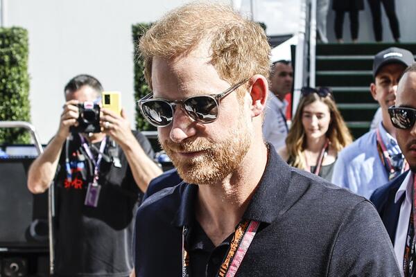 За что ему такая честь? Новость о принце Гарри вызвала насмешки и негодование  