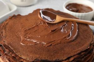 Необычный вкус и потрясающий аромат: рецепт тонких шоколадных блинчиков на Масленицу — гости потребуют добавки