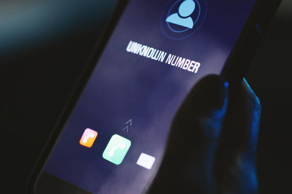 Какие вопросы задать телефонному мошеннику, чтобы разоблачить его за 20 секунд — 4 простые фразы