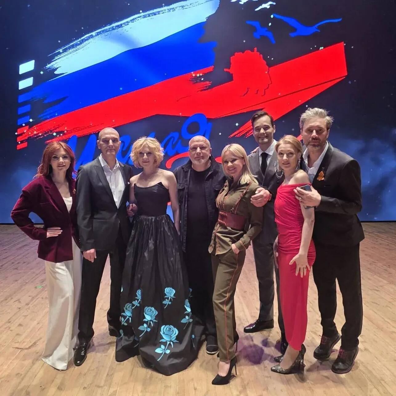 Президент фестиваля Сергей Новожилов и артисты-участники церемонии закрытия
