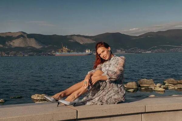 Эвелина Блёданс открыла купальный сезон в Новороссийске