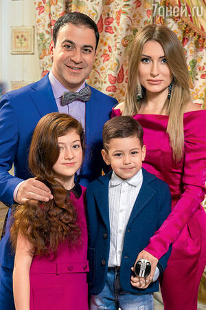 Гарик Мартиросян с женой Жанной и детьми 