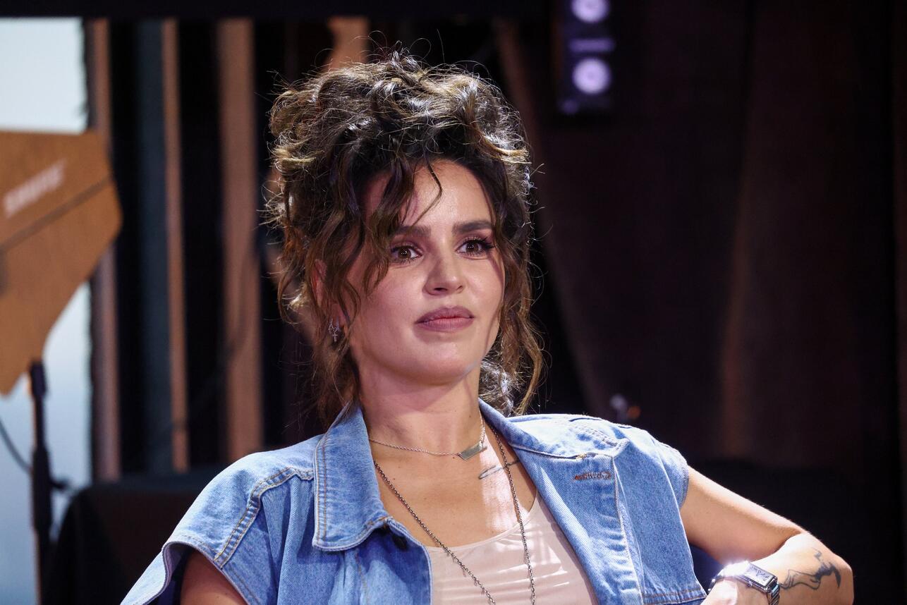 Поздравили с помолвкой: Zivert раскрыла тайну кольца на правой руке Поздравили с помолвкой: Zivert раскрыла тайну кольца на правой руке