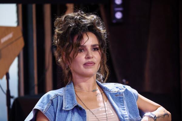 Поздравили с помолвкой: Zivert раскрыла тайну кольца на правой руке