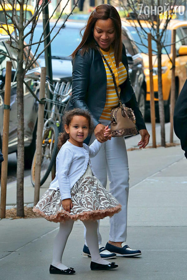Грейс Хайтауэр (вторая жена Роберта Де Ниро) с дочкой Хелен Грейс. Нью-Йорк, апрель 2015 г.