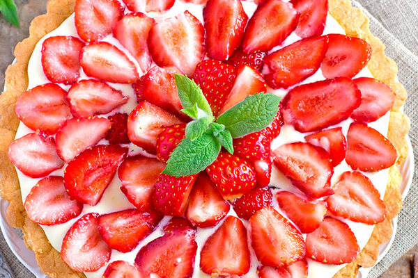 Летние десерты с клубникой и абрикосами: четыре вкусных торта