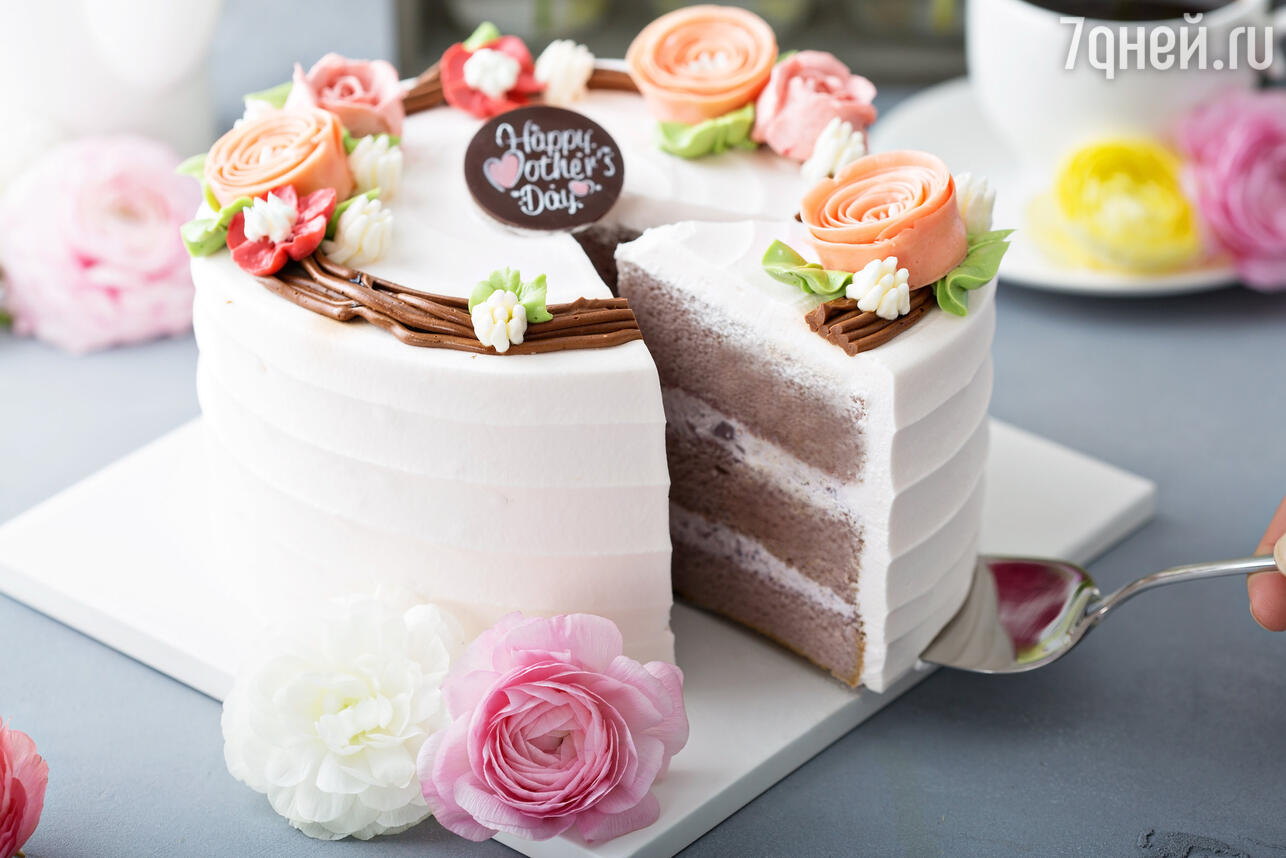 Как украсить торт живыми цветами