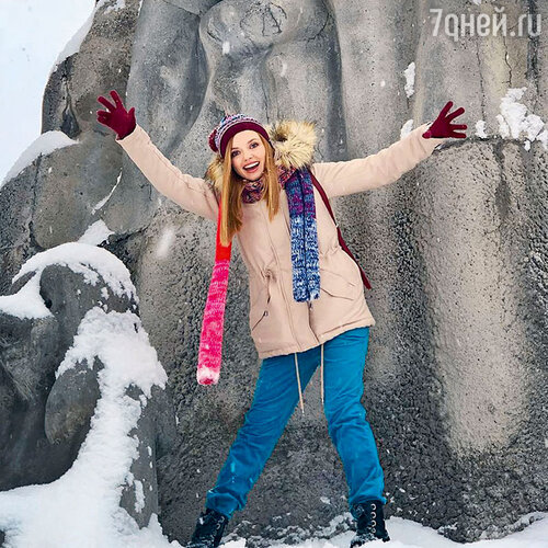 Актриса сфотографировалась рядом с каменной головой тролля — они стоят во многих знаковых местах страны