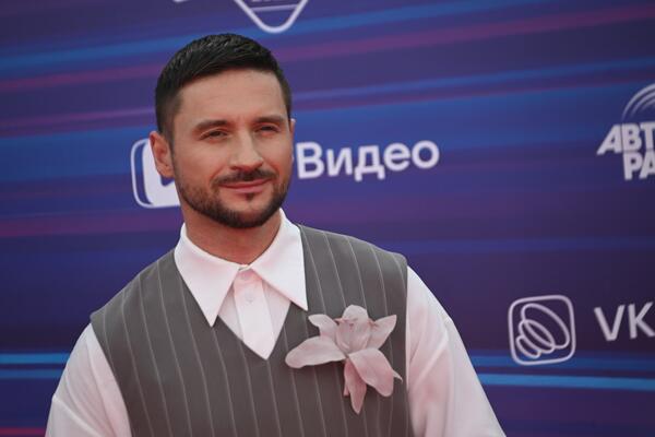 Лазарев шокировал интимными играми с блондинкой в шоу — променял Кудрявцеву на молодуху