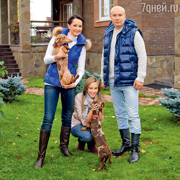 Ольга Кабо с мужем Николаем и дочерью Татьяной в своем загородном доме