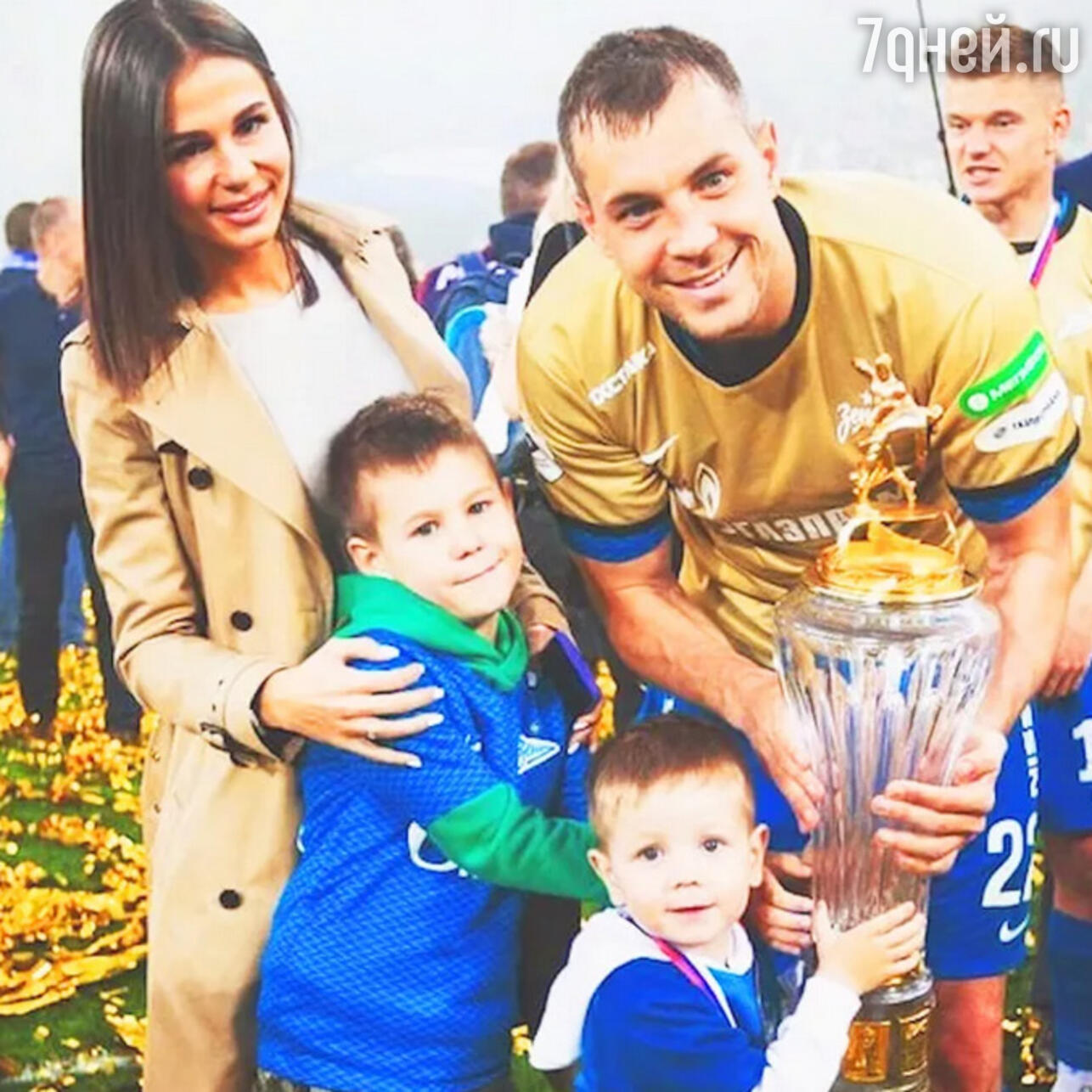 Артем Дзюба с женой и детьми