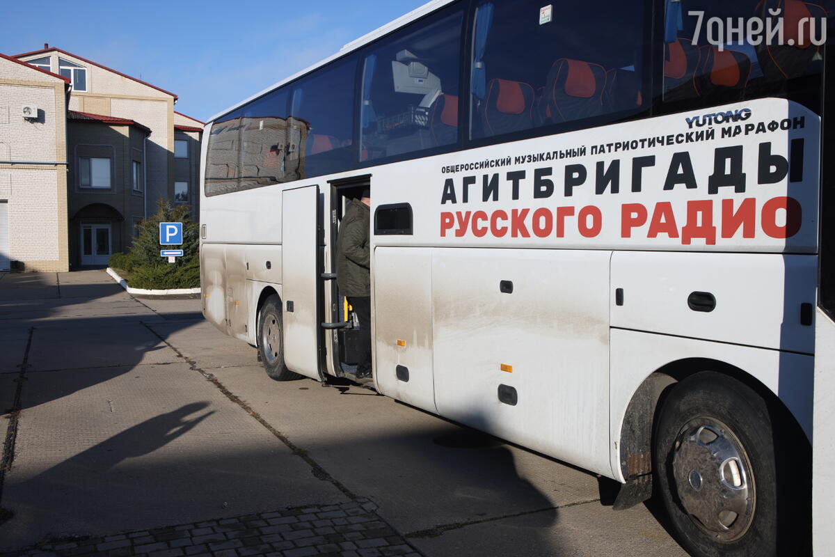 Агитбригада «Русского Радио» возложила цветы к вечному огню в Мелитополе и  дала концерт в Луганске - 7Дней.ру