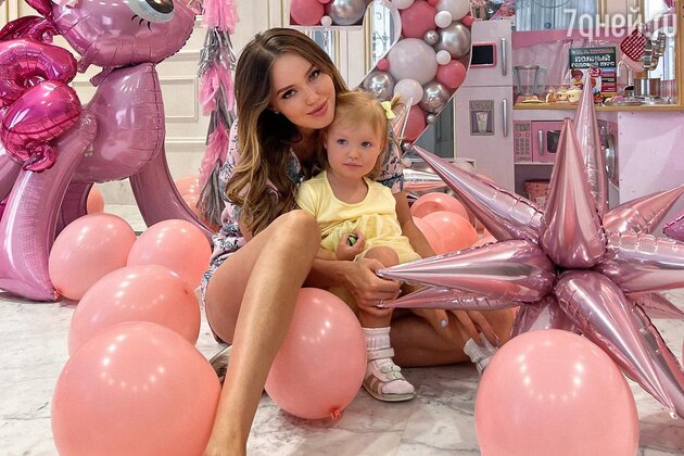 Анастасия Костенко с дочерью фото