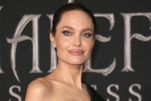 Как повзрослели!  Анджелина Джоли появилась с детьми на премьере