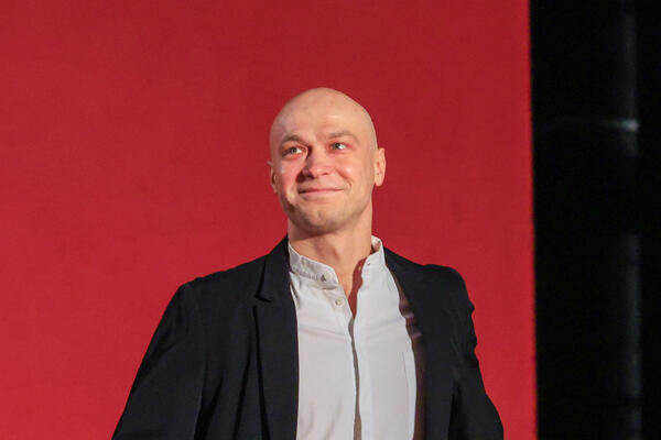 Джоли — продюсер, а Хайек режиссер: Юра Борисов получил еще одну роль в Голливуде