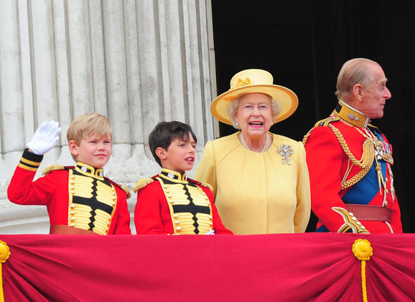 На свадьбу внука Уильяма Елизавета II надела фамильную брошь «Любовный узелок». 2011 г.