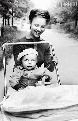 С мамой Альбиной Ивановной. 1967 г.